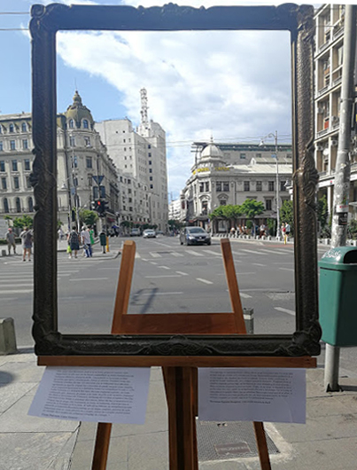 Ramă ornamentală încadrând o intersecție din centrul Bucureștiului
