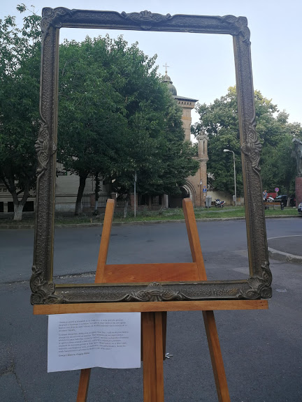 Ramă ornamentală încadrând copaci și o clădire din București