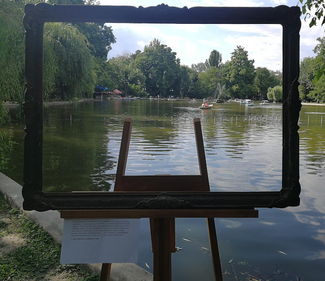 Ramă ornamentală așezată în fața unui lac din București